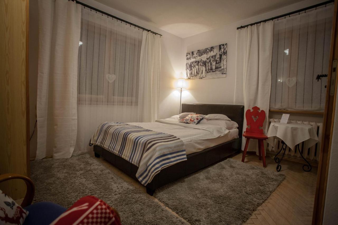 Gosciniec I Herbaciarnia Pod Zlota Lyzwa Białka Esterno foto